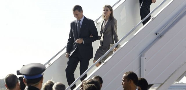 Los reyes Felipe y Letizia bajan del avión en un viaje oficial.