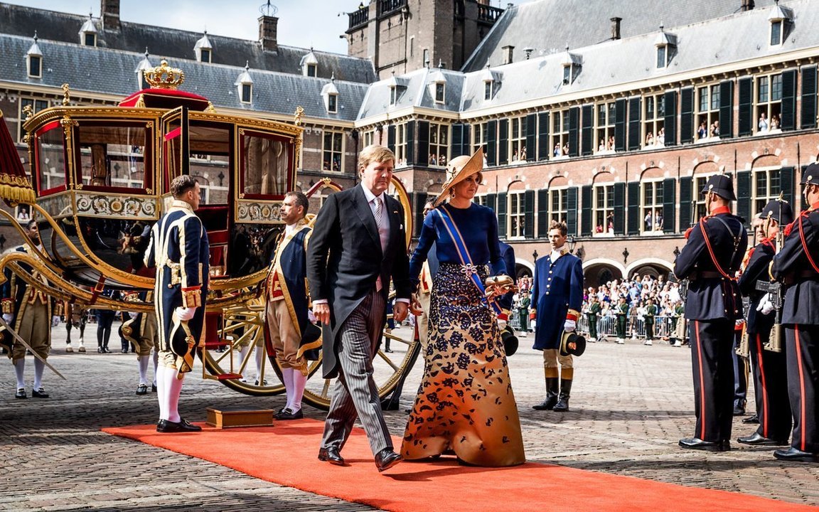 Los reyes Guillermo y Máxima de Holanda llegan a la apertura solemne del Parlamento.