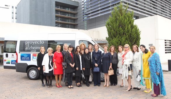 La reina Sofía y las damas diplomáticas, con la nueva furgoneta para el Centro de Alzheimer de Vallecas.