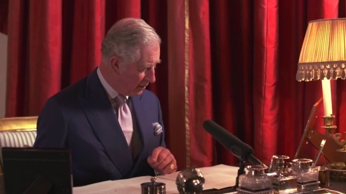 El príncipe Carlos pronuncia su discurso navideño en la BBC Radio.