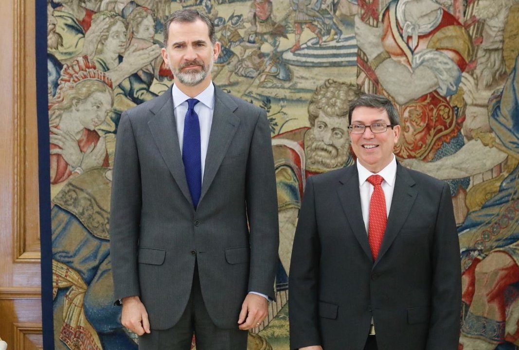 El rey, junto al ministro de Relaciones Exteriores de Cuba, Bruno Eduardo Rodríguez Parrilla.