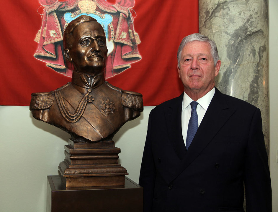 El príncipe Alejandro de Serbia, junto a un busto del rey Alejandro I.
