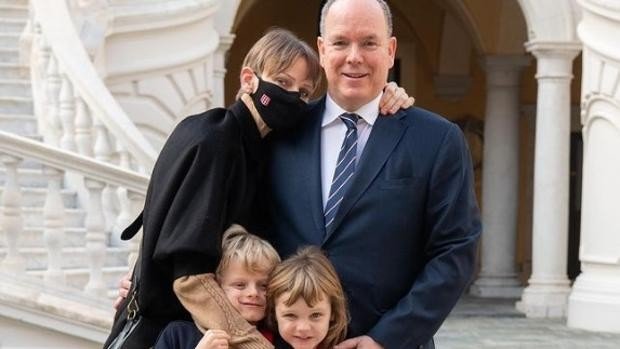 Charlene con Alberto de Mónaco y sus hijos. (Instagram)