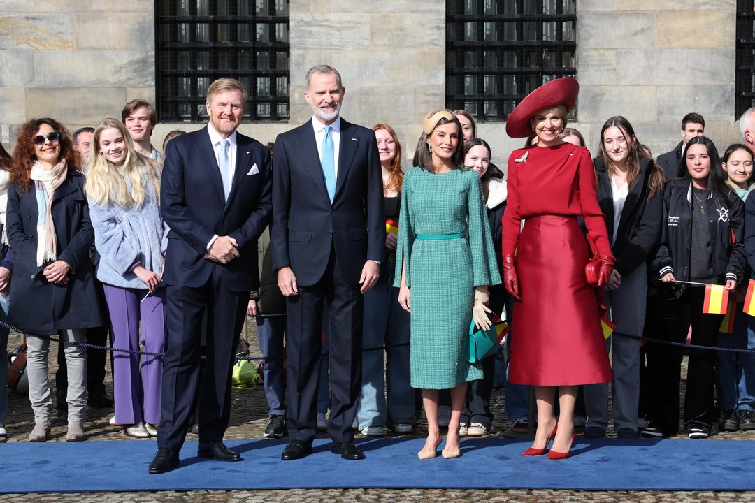 Ceremonia oficial de bienvenida a los Reyes por parte del Rey Guillermo y la Reina Máxima de los Países Bajos en la Plaza Dam, junto al Palacio Real de Ámsterdam. Casa Real